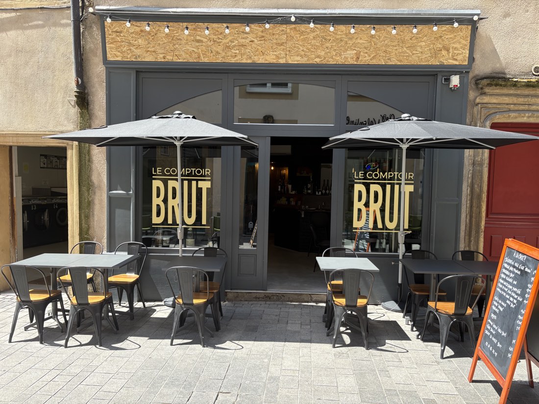 Façade et terrasse du Comptoir Brut, 7 rue de la Fontaine à Metz